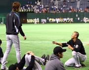 試合前、ダルビッシュ(左)と談笑する中田(撮影・井上学)