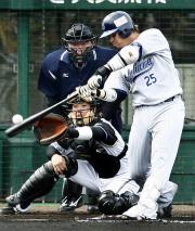 【日本ハム－横浜】村田が同点２ランを放つ（共同）