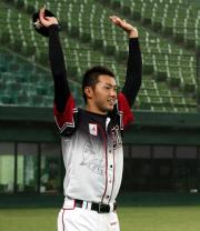 【西武－ロッテ】内はファンの声援に手を上げて応える（撮影・野上伸悟）