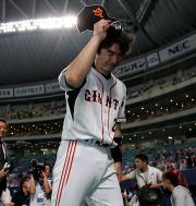 【中日-巨人】笑顔でファンの声援に応える小笠原(撮影・蔦林史峰)