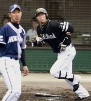 【日本ハム-ソフトB】多村が中越えに逆転2ランを放つ(共同)