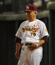 【楽天-ロッテ】投手交代を告げる野村監督(撮影・下田雄一)