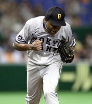 【巨人－横浜】オビスポは、こん身のガッツポーズ（撮影・蔦林史峰）