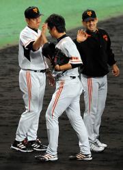 【阪神－巨人】野間口を出迎える原監督（左）（撮影・河南真一）