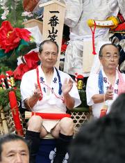 法被を着た王会長（撮影・藤尾明華）　