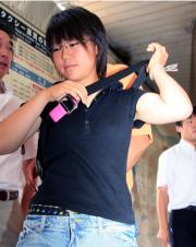 休養を表明した後、ＪＲ新大阪駅に向かう吉田えり（撮影・田崎高広）