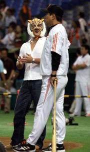 試合前、4代目タイガーマスクと談笑する原監督(撮影・沢野健太)