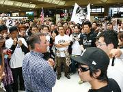 ファンにあいさつするバレンタイン前監督（手前）（撮影・浅見桂子）