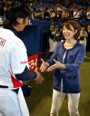 セレモニーを終え、夫人の大橋美歩アナと握手する城石(撮影・沢野健太)
