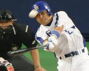 【中日-ヤクルト】2回、谷繁が左越えに同点ソロを放つ(共同)