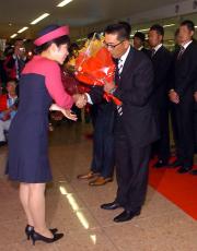 宮崎空港で花束をもらい激励を受ける野村謙二郎監督(撮影・倉掛優一)
