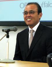 会談を終え笑顔で会見する岡田監督(撮影・柏原誠)