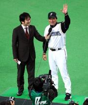 【日本ハム-巨人】ファンの声援に応える梨田監督(撮影・野上伸悟)