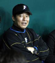 報道陣と話す梨田監督（撮影・黒川智章）