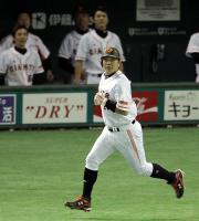 【巨人-日本ハム】同点ソロを放った阿部(撮影・沢野健太)