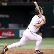 【巨人-日本ハム】勝ち越しの適時二塁打を放つ小笠原(撮影・宇治久裕)