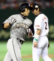 【巨人-日本ハム】日本ハム田中が本塁打を放つ(撮影・黒川智章)