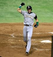 【巨人-日本ハム】3回、生還する森本(撮影・宮崎幸一)