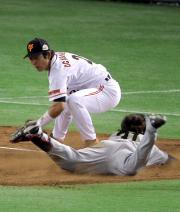 【巨人-日本ハム】三塁に滑り込む小谷野(撮影・沢野健太)