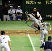 【巨人-日本ハム】7回、森本がスクイズを決める(撮影・浅見桂子)