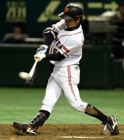 【巨人-日本ハム】3回、適時打を放つ松本(撮影・黒川智章)