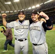 【巨人－日本ハム】試合後、笑顔の高橋（左）と小谷野（撮影・黒川智章）