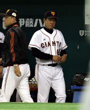 【巨人-日本ハム】渋い表情で引き揚げる原監督(撮影・黒川智章)