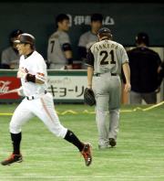 【巨人-日本ハム】サヨナラ弾を許した武田久(右)(撮影・長島一浩)