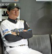 【日本ハム-巨人】優勝セレモニーを見つめる梨田監督(撮影・黒川智章)