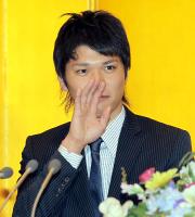 東京ドームＭＶＰ賞受賞会見で手を振る坂本（撮影・沢野健太）