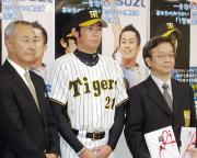 糖尿病研究基金に７０万円を寄付した阪神の岩田投手（中央）（共同）