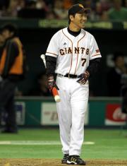 代打で登場した長野は打席で笑顔（撮影・蔦林史峰）