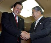 札幌市役所を表敬訪問した梨田監督（左）と上田市長（撮影・井上学）