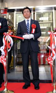 開店イベントでテープカットを行った真弓明信監督（撮影・河南真一）