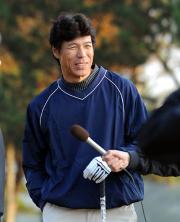 スタート前にテレビインタビューに答える秋山監督(撮影・今浪浩三)