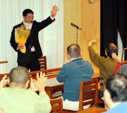福祉センターを訪問した巨人阿部は、花束を手に手を振る（撮影・松本俊）