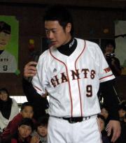 小学生との交流会に参加した巨人亀井(撮影・久保賢吾)
