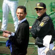 阪神の春季キャンプを視察した小林繁氏(左)(08年撮影)