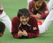 練習中、リラックスした雰囲気でストレッチをする岩隈(撮影・野上伸悟)