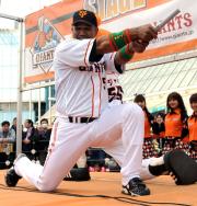 剣道パフォーマンスを披露した巨人ラミレス(撮影・松本俊)