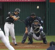 【西武-ロッテ】先制二塁打を放つロッテ西岡(撮影・沢野健太)