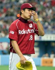 【オリックス-楽天】降板する楽天田中(撮影・中島郁夫)