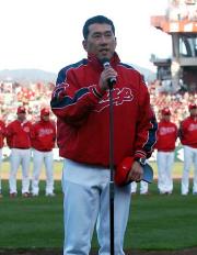 オープン戦を終えてファンに意気込みを語る野村(撮影・倉掛優一)