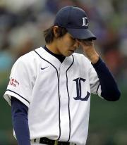 【西武-ロッテ】岸は顔を抑えながらベンチに戻る(撮影・沢野健太)