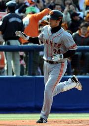 【横浜-巨人】高橋由は3試合連続の本塁打を放つ(撮影・山崎哲司)