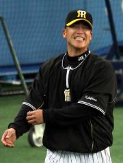 ウォームアップで笑顔を見せる城島(撮影・宮崎幸一)