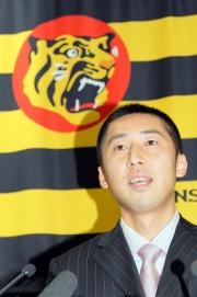 阪神から戦力外通告を受け、会見する今岡(撮影・田崎高広)