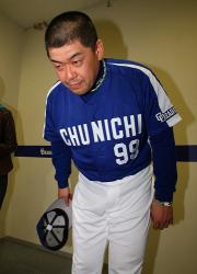 楽天入りを表明した中村紀が記者会見で一礼（撮影・清水貴仁）