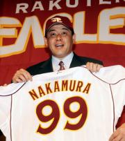ユニホームを手に晴れやかな表情を見せる楽天中村紀（撮影・下田雄一）