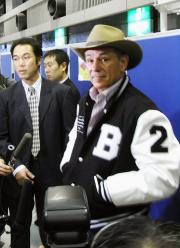 米国への帰国前に取材に応じるロッテのバレンタイン監督(共同)